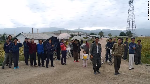 Người dân Triều Tiên tụ tập bên lề đường xem các tay đua xe nước ngoài tham gia Cuộc đua xe đạp quốc tế.