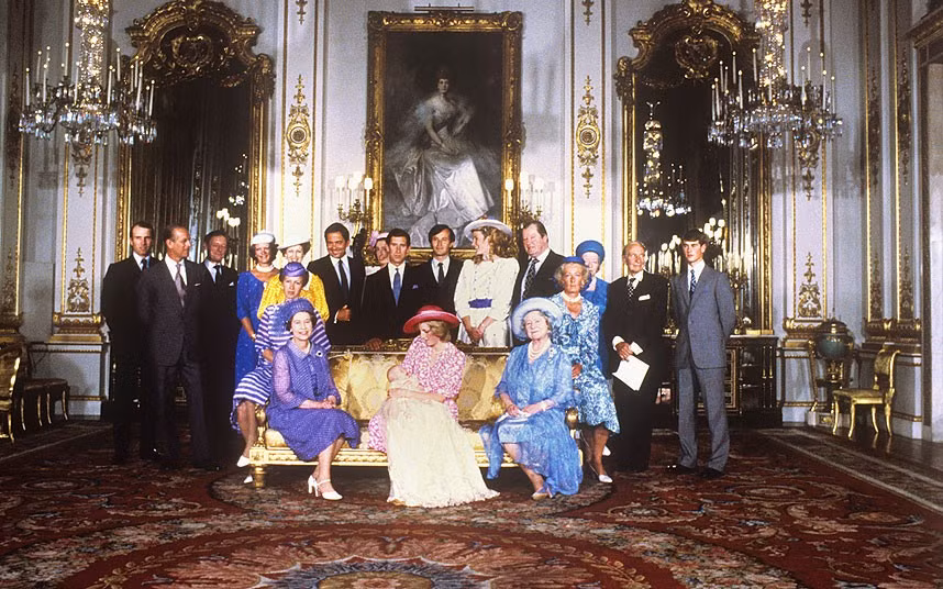 Các thành viên Hoàng gia Anh chụp ảnh kỷ niệm trong lễ rửa tội của Hoàng tử William ở Điện Buckingham ngày 4/8/1982.