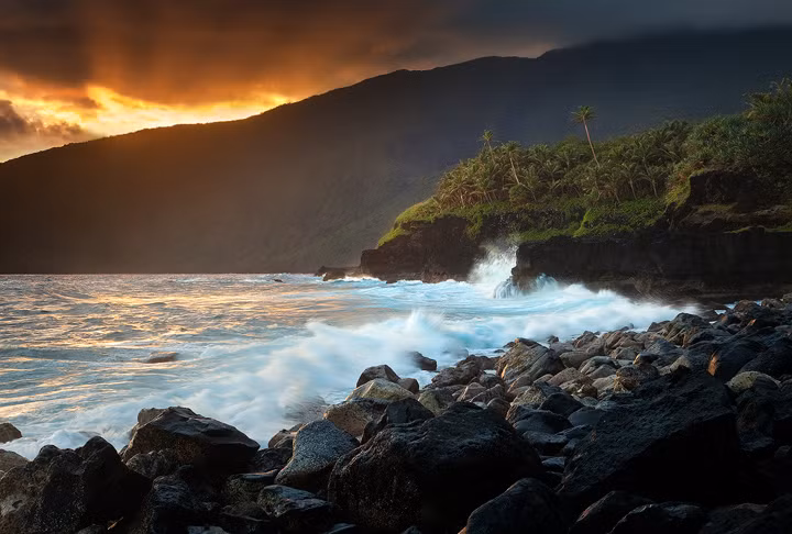 5. Vườn quốc gia American Samoa, Hawaii nằm về phía nam trên ba hòn đảo, được thành lập nhằm bảo vệ rạn san hô, rừng nhiệt đới, núi lửa và bãi biển trải dài cát trắng.
