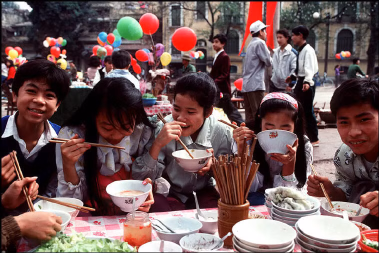 Quán phở ngày Tết bên ngoài đền Ngọc Sơn. Ảnh: Bruno Barbey/Magnum.