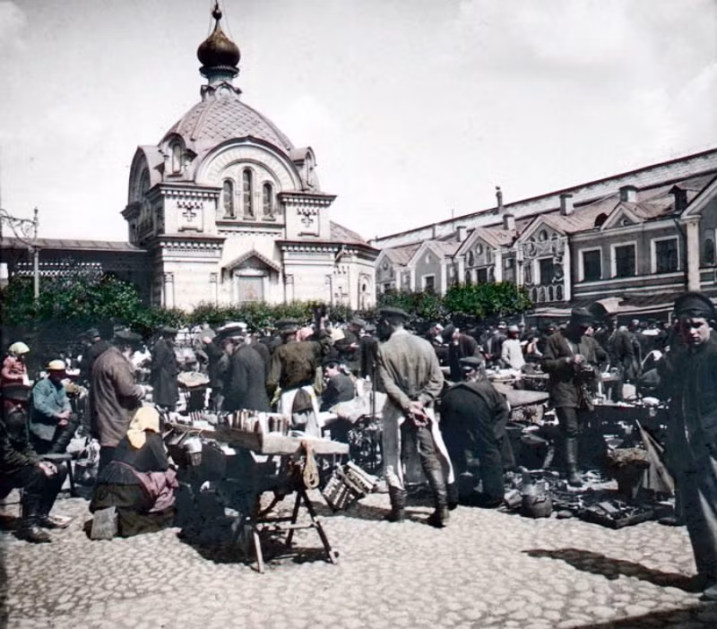 Chợ đồ cũ ở St. Petersburg. Ảnh: Collection Scheufler.