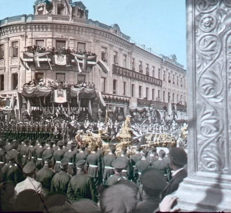 Đám rước trong lễ đăng quang của Sa hoàng Nicholas II đi qua khách sạn Paris, Moscow năm 1896. Ảnh: Collection Scheufler.