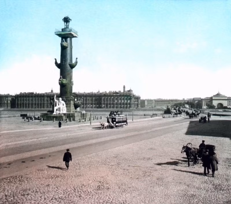 Ngọn hải đăng và Cung điện Mùa đông ở St. Petersburg năm 1896. Ảnh: Collection Scheufler.