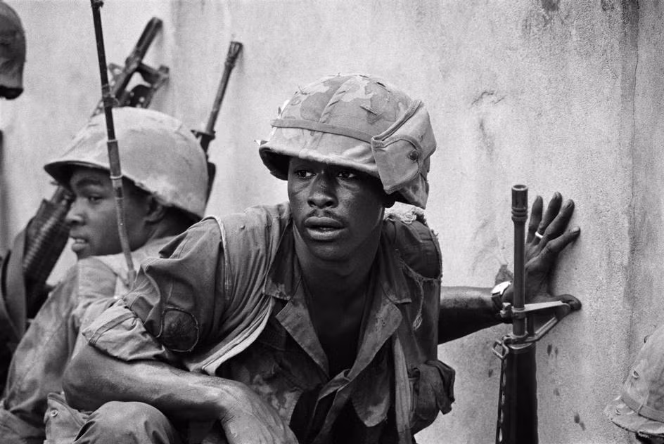 Vẻ mặt mệt mỏi của lính thủy đánh bộ Mỹ trong cuộc chiến ở Sài Gòn, 1968. Ảnh: Philip Jones Griffiths/Magnum.