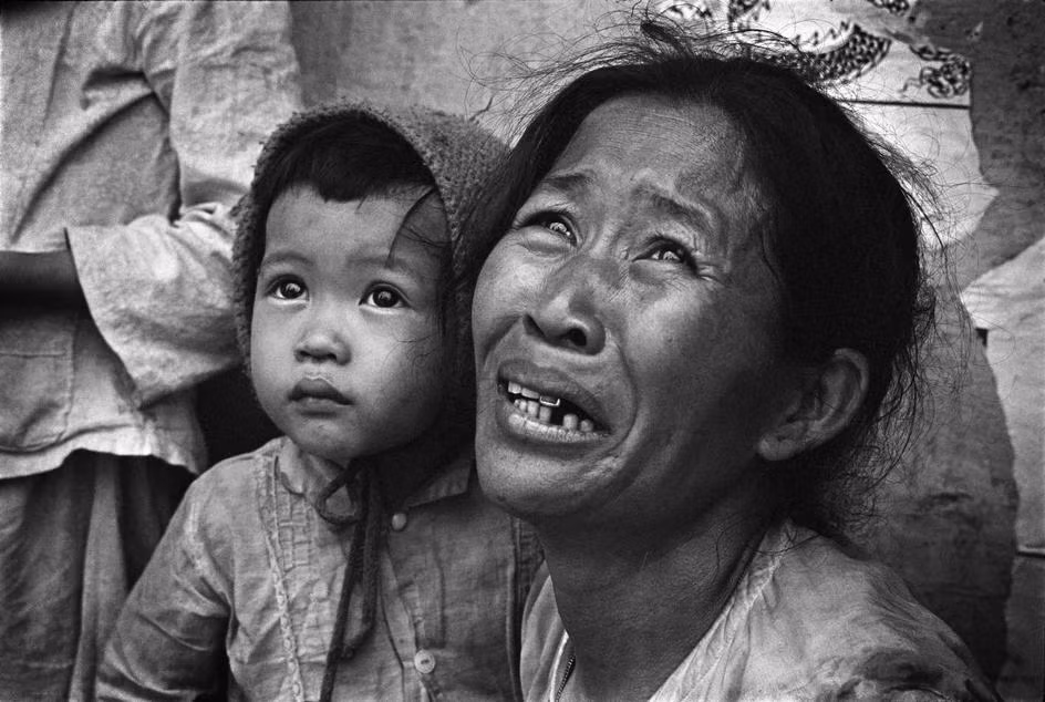 Vẻ mặt hoảng loạn của một người phụ nữ khi di tản khỏi vùng chiến sự, 1968. Ảnh: Philip Jones Griffiths/Magnum.