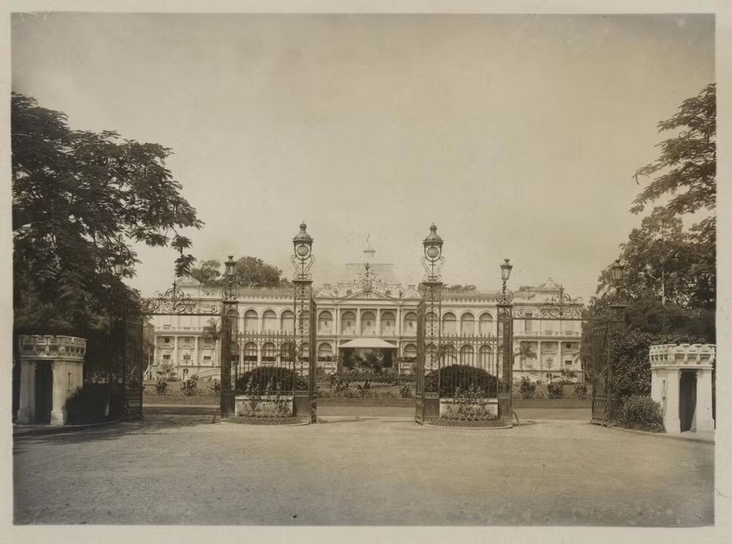 Khu vực cổng dinh Norodom thập niên 1920. Ảnh tư liệu.