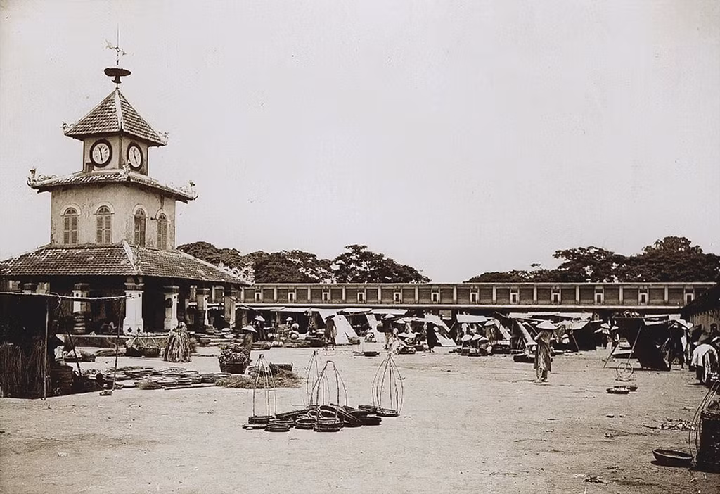 Bên trong chợ Đông Ba, khoảng năm 1925-1930. Chợ được vua Đồng khánh cho xây dựng năm 1887 trên nền một khu chợ cũ đã bị phá hủy trong chiến tranh. Ảnh tư liệu.