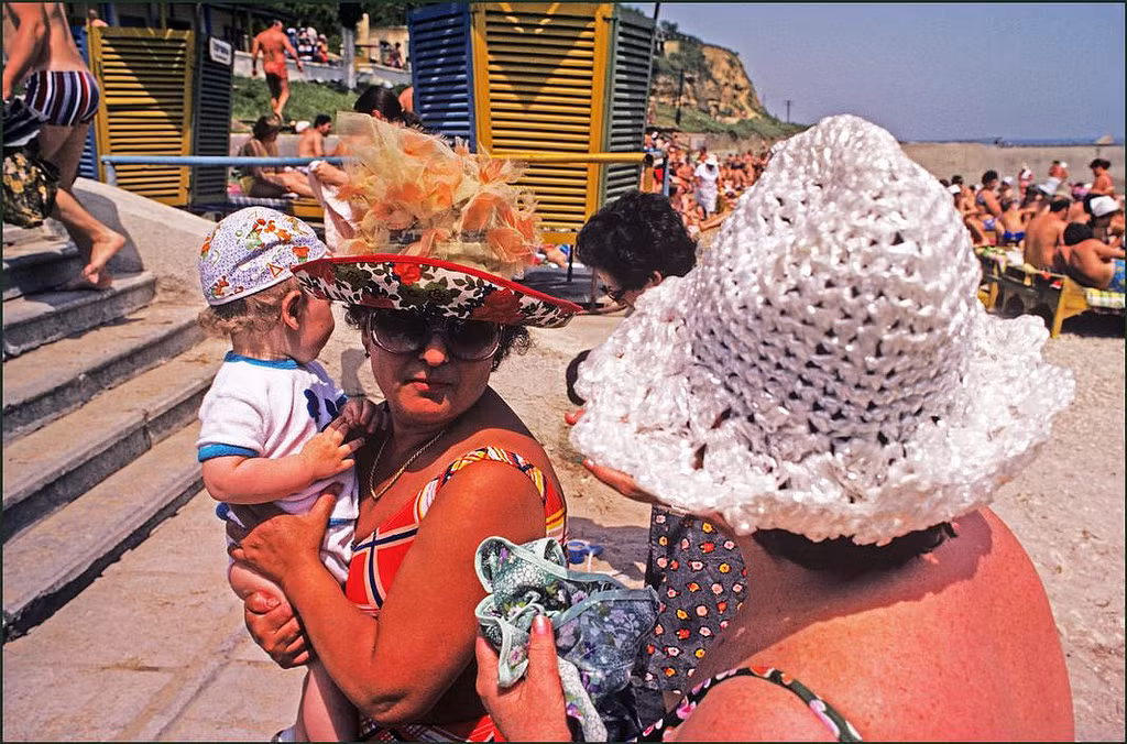 Hai phụ nữ tán gẫu trên bãi tắm của thành phố. Ảnh: Ian Berry/Magnum Photos.