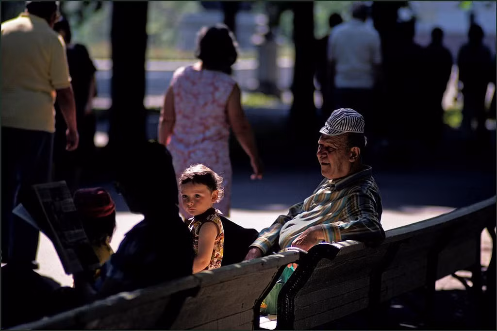 Một gia đình ngồi sưởi nắng trong công viên lúc chiều muộn ở thành phố Odessa. Ảnh: Ian Berr/Magnum Photos.