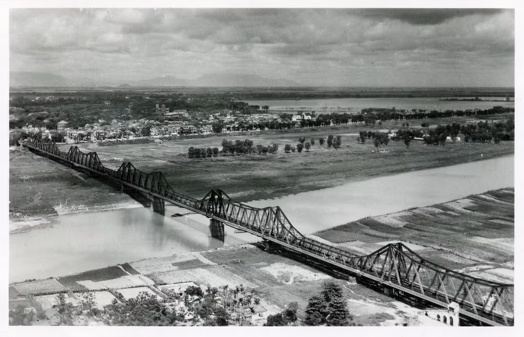 Toàn cảnh cầu Long Biên nhìn từ máy bay, thập niên 1950. Ảnh tư liệu.