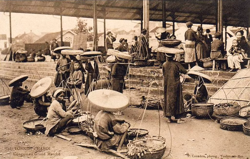 Cảnh buôn bán ở chợ Đồng Xuân xưa khi khu chợ chưa được xây dựng hoàn thiện. Ảnh tư liệu.
