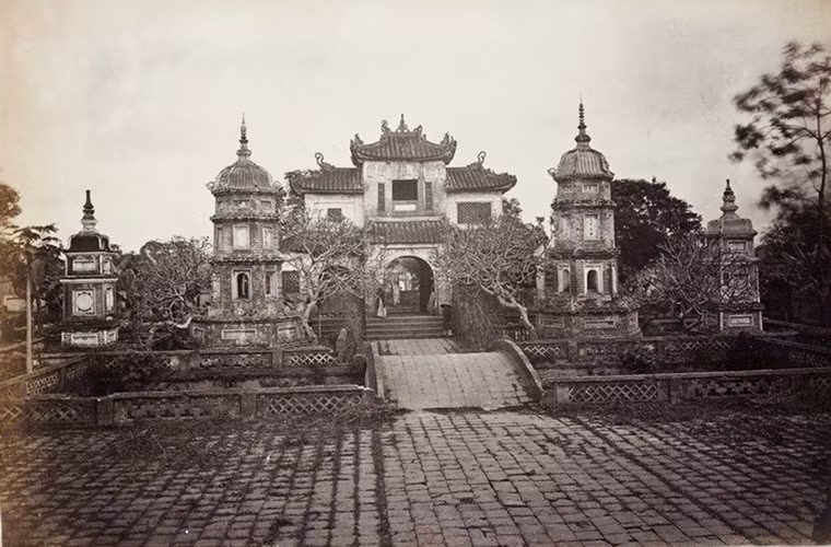 Cạnh bờ Đông Nam của hồ Gươm từng có chùa Báo Ân, một ngôi chùa có kiến trúc độc đáo của Hà Nội xưa. Chùa khánh thành vào khoảng năm 1842, mặt trước quay ra sông Hồng, mặt sau dựa vào hồ. Ảnh tư liệu.