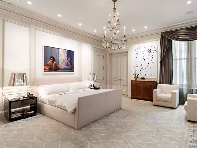Phòng ngủ chính rộng rãi và hiện đại nằm trên tầng ba. Nằm sát bên cạnh, thông cửa với phòng ngủ chính là phòng thay đồ có kệ bằng kính, tủ giỏ xách tay, tủ giày, tủ quần áo đều được chiếu sáng, và có đặt chế kiểm soát nhiệt độ cho đồ lông thú.