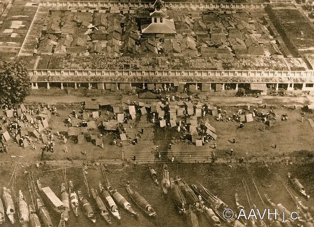 Chợ Đông Ba nhìn từ máy bay, 1949. Ảnh: AAVH.