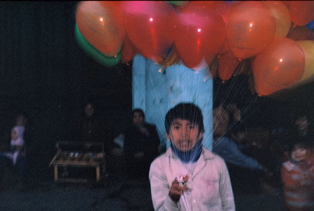 Cậu bé bán bóng bay trên đường phố ngày Tết. Ảnh: David Alan Harvey/Magnum.