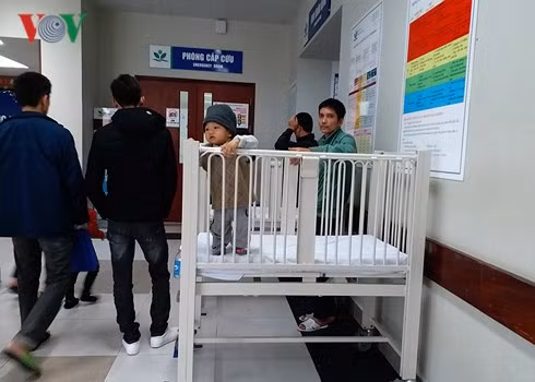 Cháu bé bị tiêu chảy do virus Rota. tiet troi lanh am nhieu tre em va nguoi gia phai cap cuu hinh 1