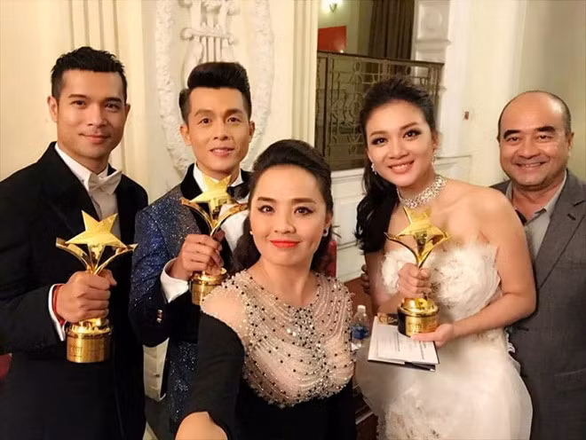 Nữ diễn viên Bích Trâm (đầm trắng) chia sẻ câu chuyện trước màn cầu hôn của Trường Giang. 'Truong Giang da nho nguoi goi nhung Nha Phuong khong ra gap' hinh anh 1