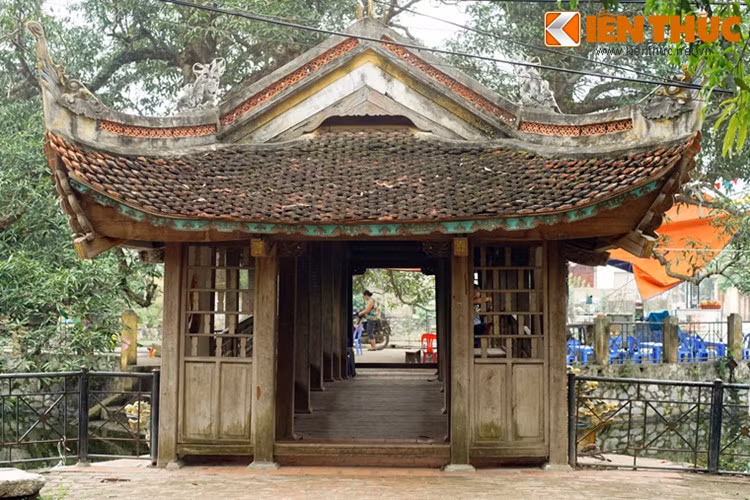 Cầu được xây theo kiểu “Thượng Gia Hạ Kiều” truyền thống, gồm bảy gian: Năm gian thông thủy cộng với hai gian ở hai đầu cầu. Thân cầu được làm bằng gỗ, có chiều rộng hơn 3m, chiều dài gần 20m.