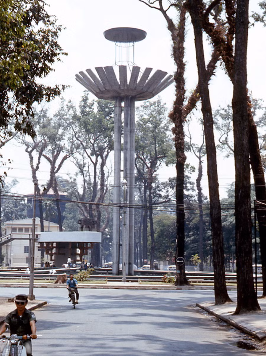 Từ năm 1970, Hồ Con Rùa thực sự được trùng tu và chỉnh trang, gồm việc dựng thêm và điều chỉnh 5 cột bê tông cao có dạng năm bàn tay xòe ra đón đỡ giống như các cánh hoa đón đỡ nhụy hoa. Tháp chính có chiều cao 34 mét. Ảnh tư liệu.