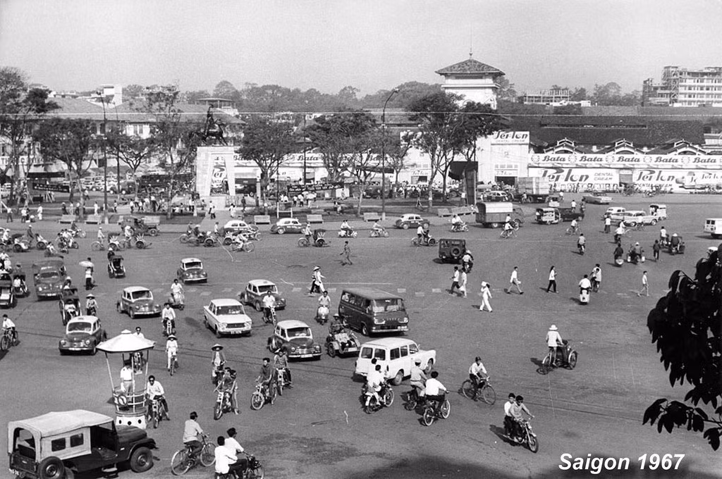 Vòng xoay trước chợ Bến Thành năm 1967. Ảnh: Nguyễn Thành Tài.