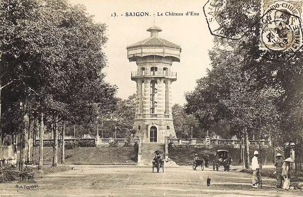  Hồ Con Rùa vào năm 1790 là vị trí cổng thành Khảm Khuyết của thành Bát Quái. Sau cuộc binh biến Lê Văn Khôi, vua Minh Mạng cho phá huỷ thành này. Vào năm 1878, tháp nước được xây tại vị trí cổng thành cũ để để cung cấp nước uống cho cư dân trong vùng. Ảnh tư liệu.