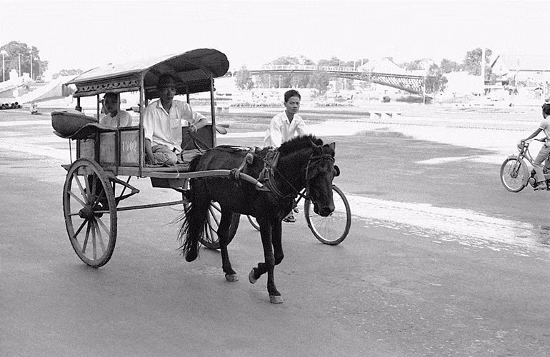 Trên đường Bến Chương Dương, phía xa là cầu Mống, Sài Gòn năm 1959. Ảnh: Getty.