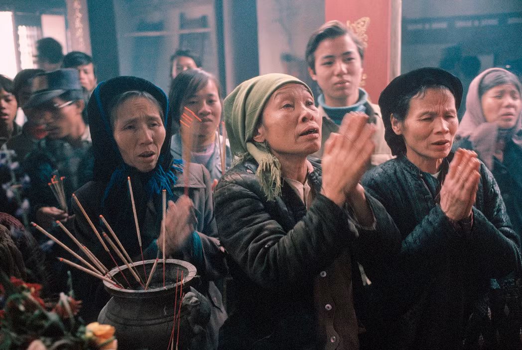 Lễ chùa đầu năm ở Hà Nội. Ảnh: David Alan Harvey/Magnum.