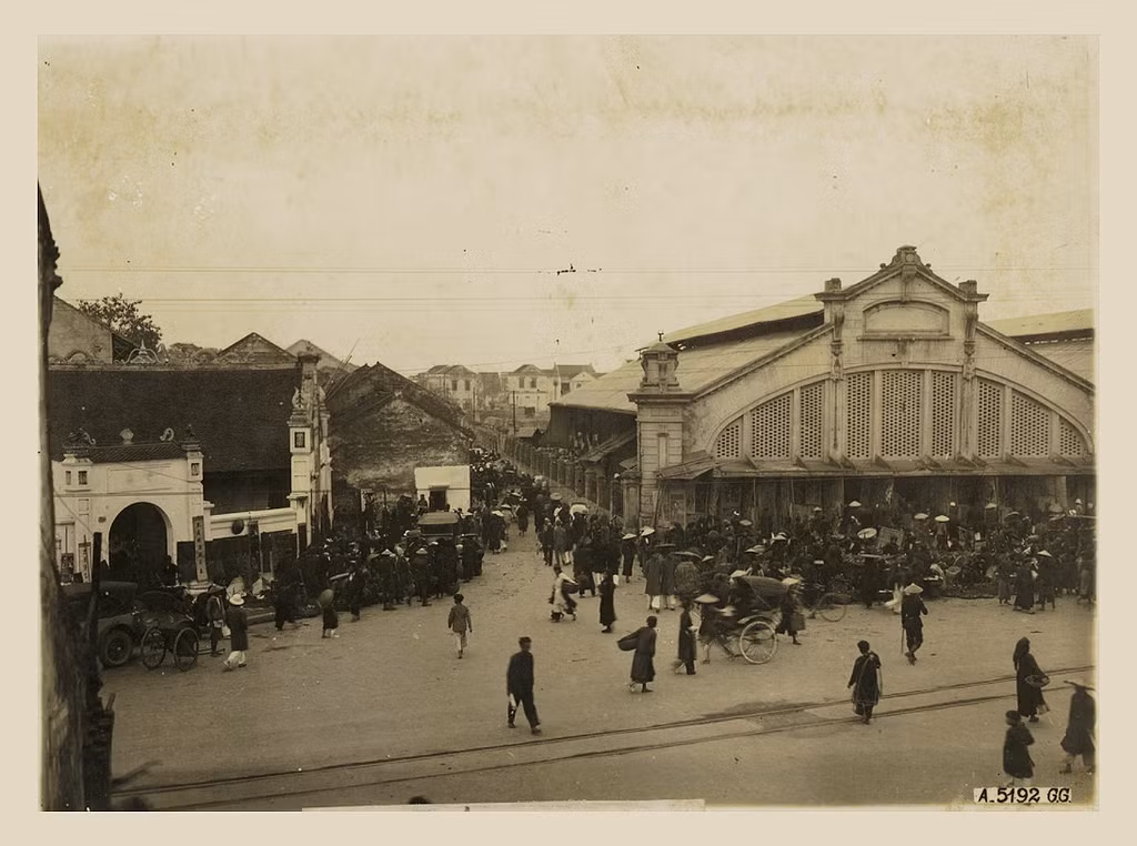Phố Hàng Khoai nằm bên hông chợ Đồng Xuân, khoảng thập niên 1920-1930. Ảnh tư liệu.