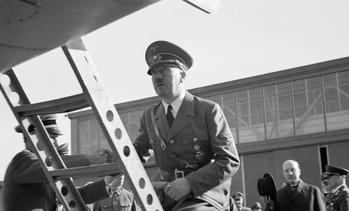 Trùm phát-xít Adolf Hitler trong chuyến thăm Phần Lan tháng 6/1942. Ảnh: Vintag.