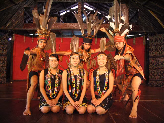 Với tộc người Murut ở Bắc đảo Borneo, Indonesia, chó vừa là tổ phụ huyền thoại vừa là anh hùng khai hoá theo truyền thuyết được lưu truyền từ xa xưa. Ảnh: Sabah &amp; Sarawak Costumes.