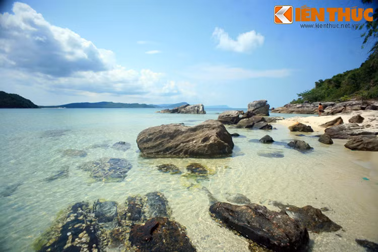 Giếng Tiên không chỉ hấp dẫn nhờ các giai thoại lịch sử, mà còn nhờ cảnh quan hoang sơ tuyệt đẹp với bãi biển cát trắng, nước trong vắt và những bãi đá có hình thù lạ mắt...