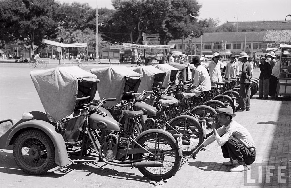 Bến xích lô máy chợ Bến Thành năm 1950. Ảnh: Life.