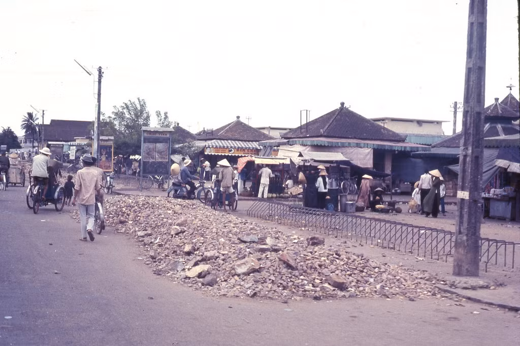 Các ki-ốt khu vực xung quanh chợ Đông Ba năm 1966. Ảnh: Nowell Nelms.