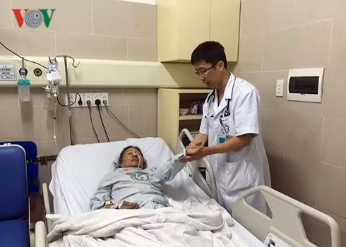 Một bệnh nhân đột quỵ được cấp cứu tại Bệnh viện Bạch Mai. tiet troi lanh am nhieu tre em va nguoi gia phai cap cuu hinh 2