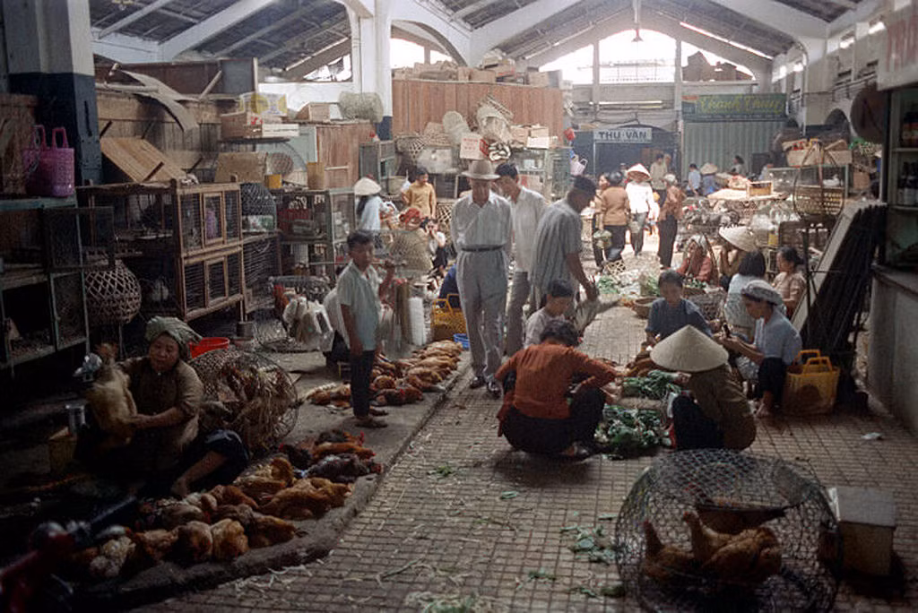 Khu bán gà vịt trong chợ Bến Thành năm 1973. Ảnh: Nick Dewolf.