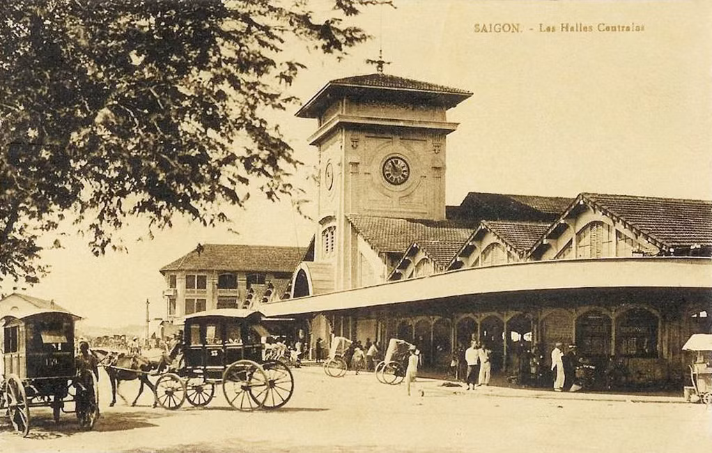 Xe ngựa bốn bánh - phương tiện đi lại của người giàu ở Sài Gòn thuộc địa - trước Chợ Bến Thành năm 1921. Ảnh tư liệu.