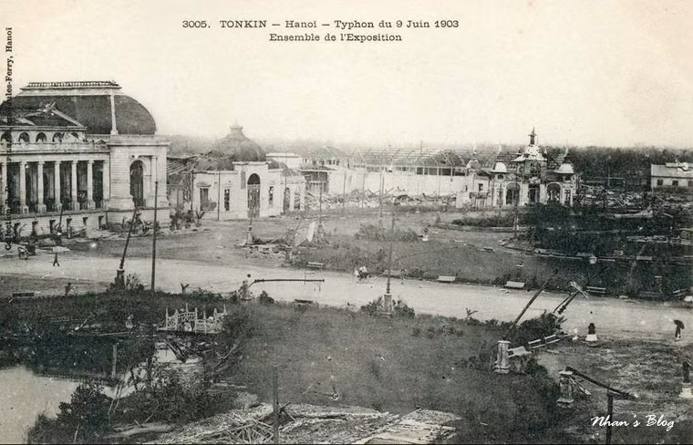 Cảnh tượng tan hoang ở khu vực phía trước nhà đấu xảo sau trận bão lớn năm 1903. Ảnh tư liệu.