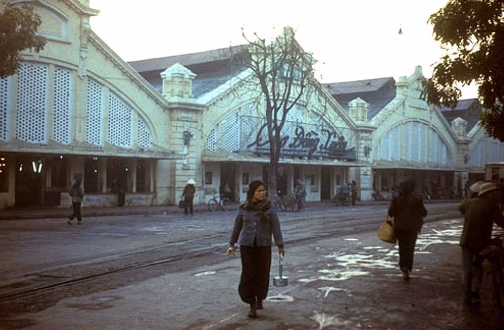 Chợ Đồng Xuân vào một ngày mùa đông năm 1976. Ảnh tư liệu.