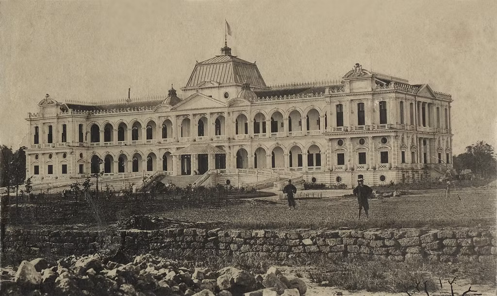 Đây là một trong những bức ảnh xưa nhất của Dinh Độc Lập, chụp năm 1875. Công trình này được hoàn thành năm 1871, ban đầu mang tên là Dinh Norodom (tên Quốc vương của Campuchia), được dùng làm nơi làm việc của Thống đốc Nam Kỳ. Ảnh: Photo by Emile Gsell