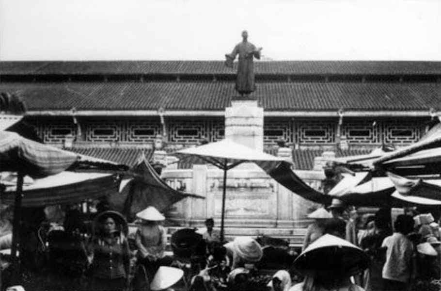 Tượng ông Quách Đàm - người sáng lập chợ Bình Tây - đặt ở sân trong chợ. Tượng hiện được lưu giữ ở Bảo tàng Mỹ thuật TP HCM, dự kiến sẽ được đưa về vị trí cũ sau khi quá trình trùng tu chợ Bình Tây hoàn tất. Ảnh tư liệu.
