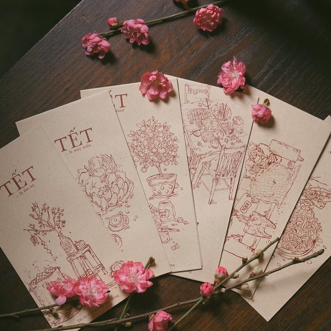  Viết bưu thiếp. Viết thiệp tặng nhau vào dịp Tết là một nét đẹp văn hóa thời công nghệ số chưa phổ cập. Với nhiều người ngày nay thì chỉ cần nhắn tin cho nhau qua điện thoại là đủ. Ảnh: Kyna.