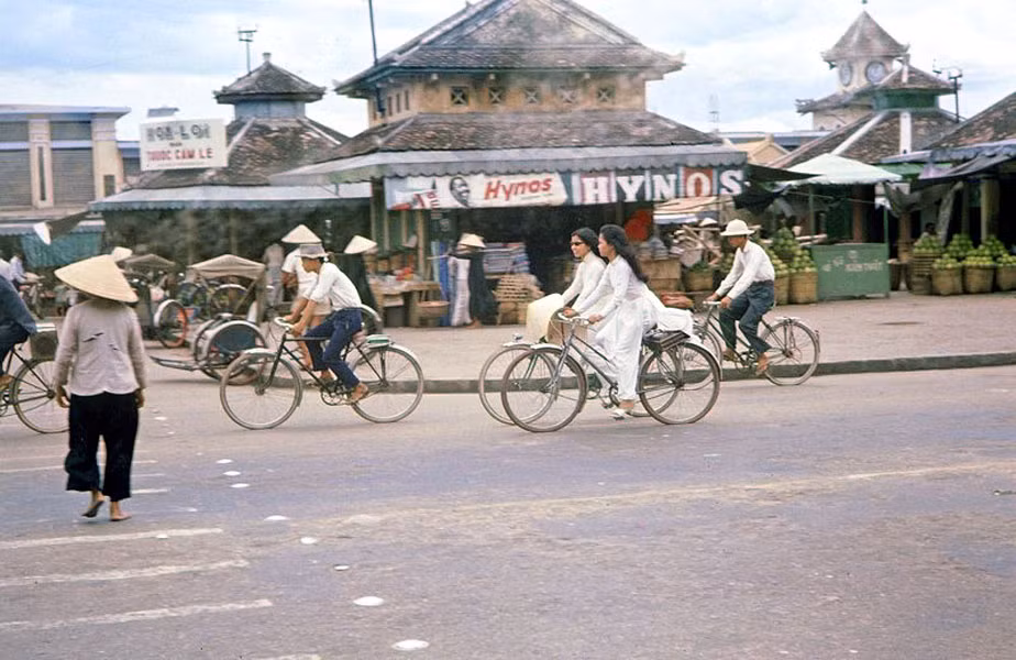 Bên ngoài chợ Đông Ba, khoảng năm 1962-1963. Ảnh:Ned Scheer.