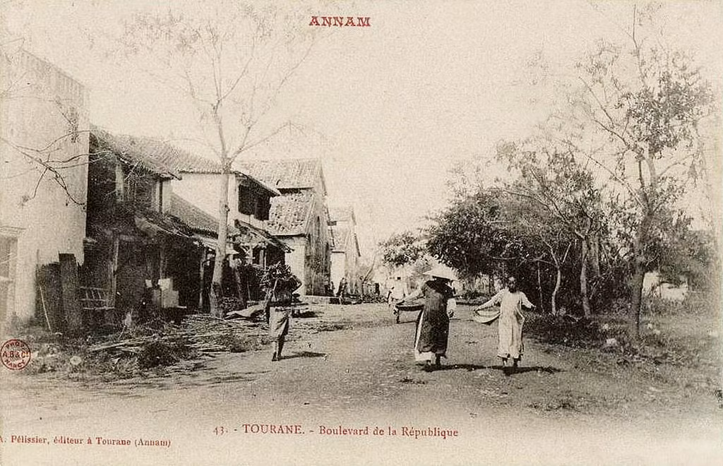 Đại lộ République (nay là đường Trần Phú), với hai dãy nhà lồng của chợ Hàn. Ảnh tư liệu.