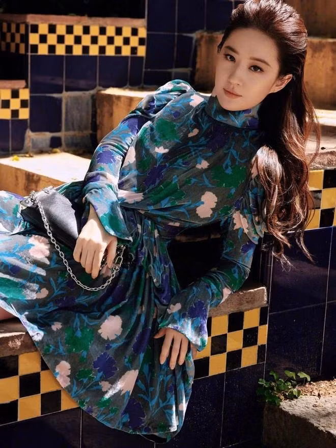 Lưu Diệc Phi tham dự sự kiện với mẫu đầm ngắn họa tiết hoa cách điệu nằm trong BST Louis Vuitton Pre-Fall 2024. Nàng đại sứ lựa chọn kiểu tóc xõa đánh bồng trên đỉnh đầu cùng tông trang điểm nhẹ nhàng.