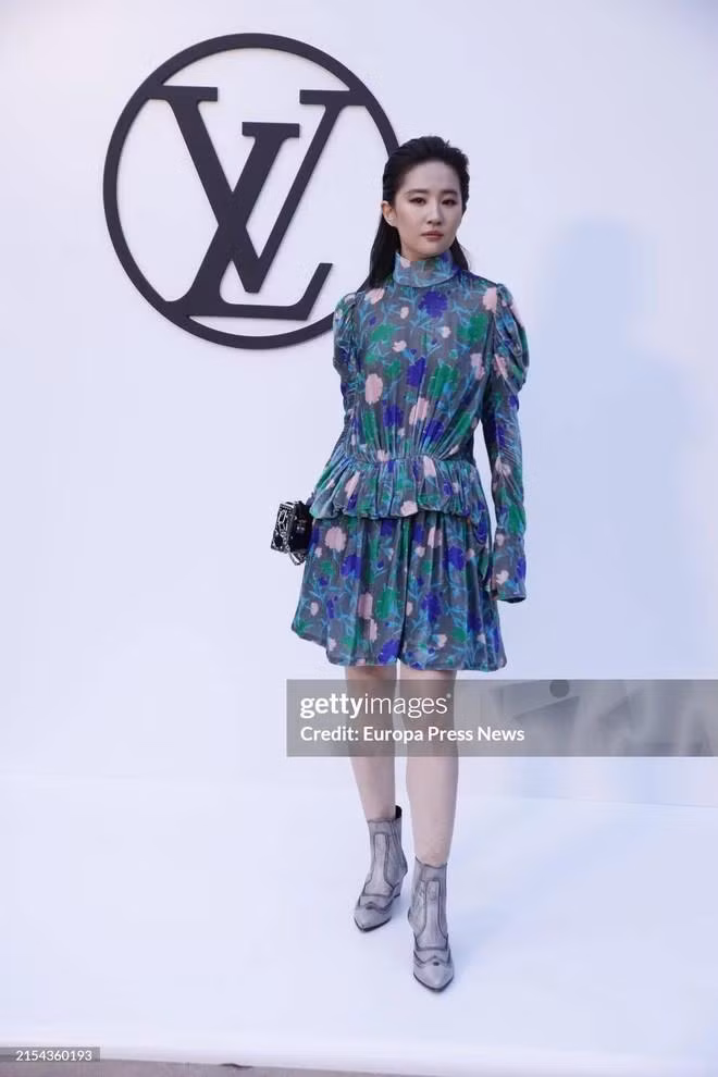 Qua ống kính cam thường, "thần tiên tỷ tỷ" vẫn đốn gục người hâm mộ với visual xuất sắc, hút hồn. Làn da mịn màng, tươi tắn tuổi U40 của mỹ nhân Cbiz cũng nhận được nhiều lời khen có cánh từ cộng đồng mạng