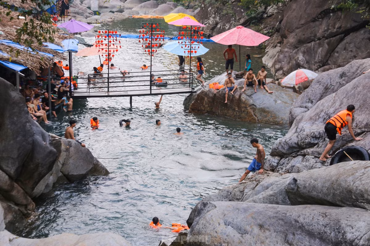 Những bãi tắm sạch sẽ, không khí trong lành tại Suối Tiên được rất nhiều người yêu thích.