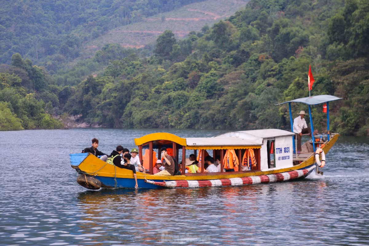 Người dân và du khách sẽ đi bằng thuyền qua một đoạn sông mới vào được Suối Tiên.