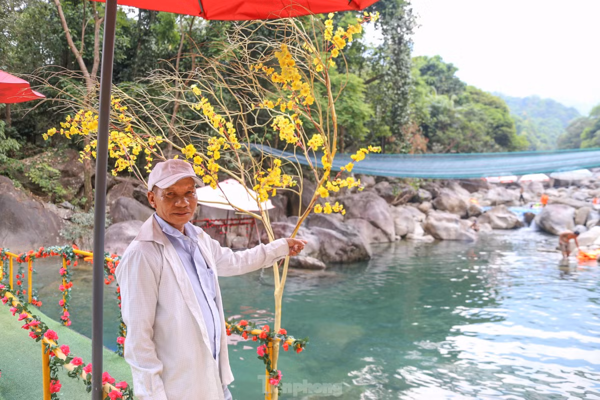 Ông Nguyễn Ty (trú thôn Thủy Yên Thượng, xã Lộc Thủy) chủ sạp kinh doanh tại Suối Tiên cho biết, “Những ngày này là đỉnh điểm của nắng nóng nên mọi người đều chọn các khu suối để tắm mát thay vì vào thành phố để du lịch. Sạp tôi những ngày lễ này đều chật kín chỗ, phải tăng cường nhân viên mới kịp phục vụ cho khách. Ngày hôm nay sạp tôi tiếp nhận hơn 500 lượt khách tới đây”, ông Ty chia sẻ.
