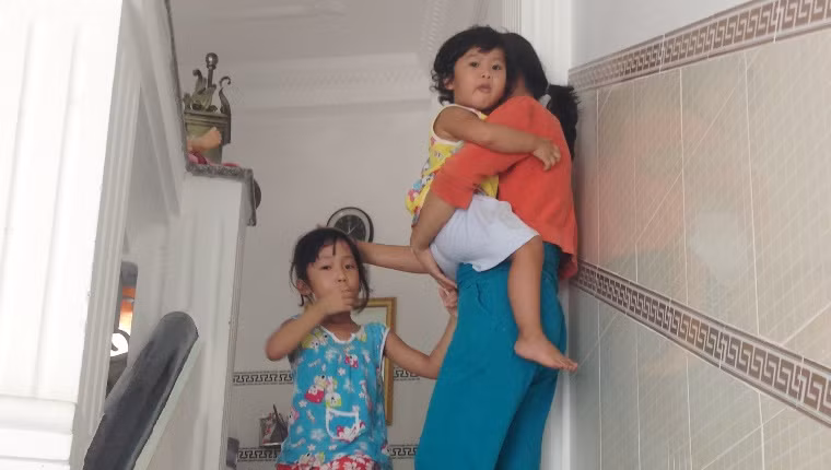 Hai chị em bé Bùi Ngọc Châu và Bùi Ngọc Diệp vì cuộc mưu sinh của cha mẹ phải đến ở nhà trẻ Phương Anh với những tháng ngày địa ngục.