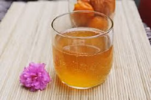 Nước mơ còn là liều thuốc chống ôxy hóa tự nhiên, làm sáng mắt và làm da mịn màng. Loại nước này còn có tác dụng cân bằng hệ thần kinh và giúp dễ ngủ.